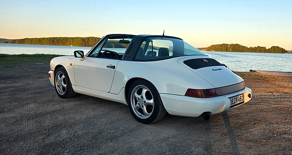 Porsche 911 Carrera 4 of 5