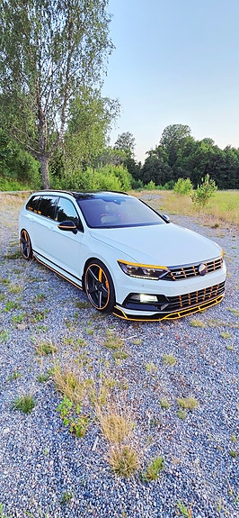 Volkswagen Passat 2 of 17