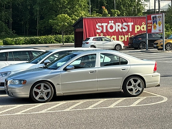 Volvo S60 2 of 5