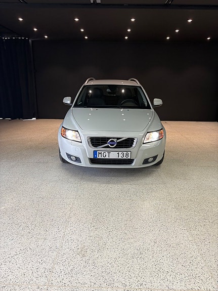 Volvo V50 2 of 5