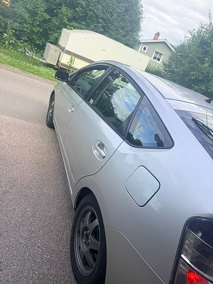 Toyota Prius 2 of 5