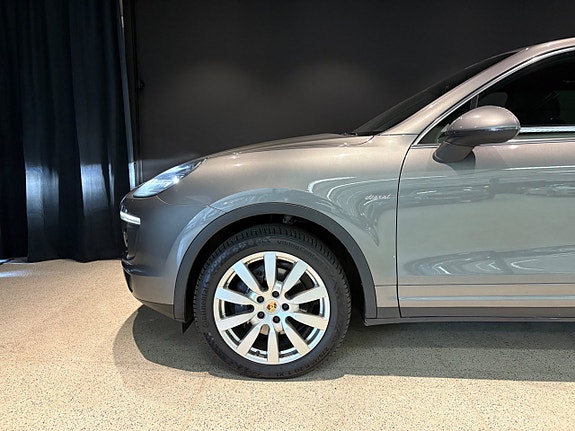 Porsche Cayenne 7 of 15