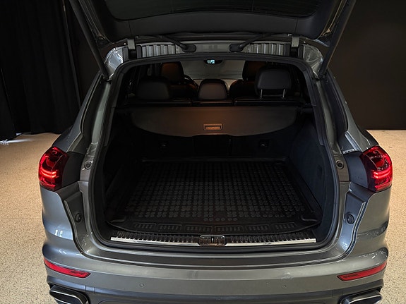 Porsche Cayenne 10 of 15