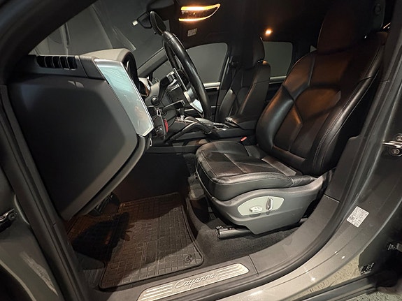 Porsche Cayenne 13 of 15