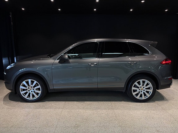 Porsche Cayenne 9 of 15