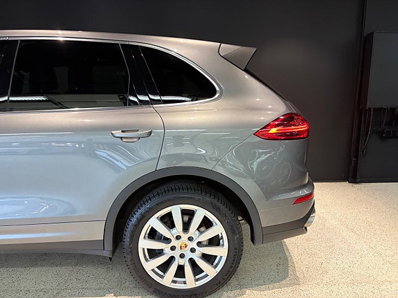 Porsche Cayenne 6 of 15