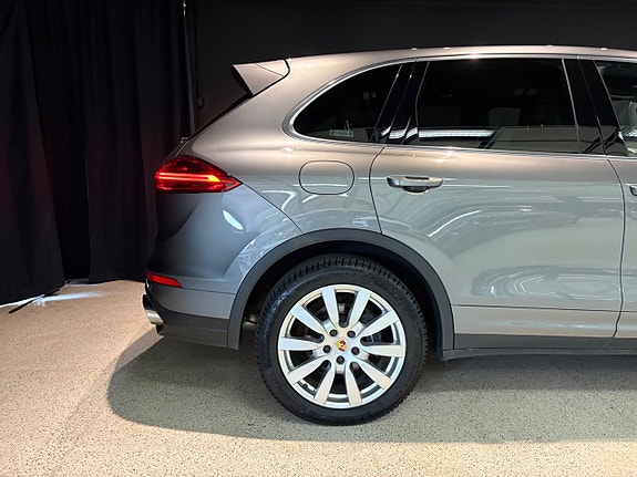 Porsche Cayenne 5 of 5