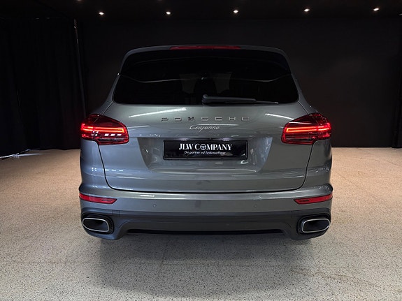 Porsche Cayenne 4 of 5