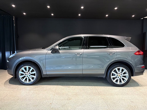 Porsche Cayenne 2 of 5