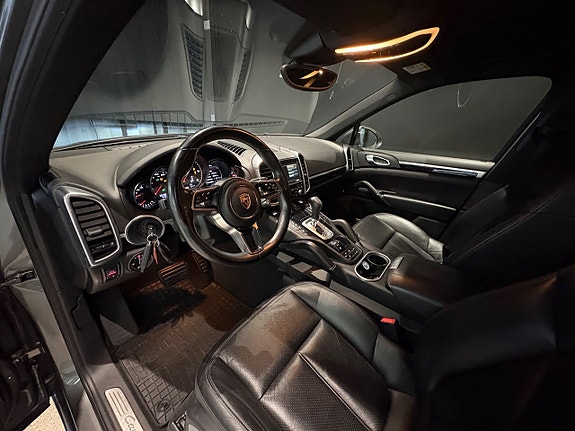 Porsche Cayenne 12 of 15