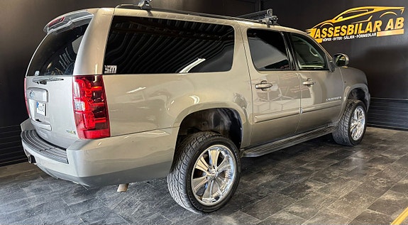 Chevrolet Suburban 11 of 24