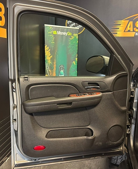 Chevrolet Suburban 14 of 24