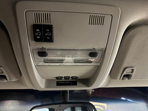 Chevrolet Suburban 22 of 24