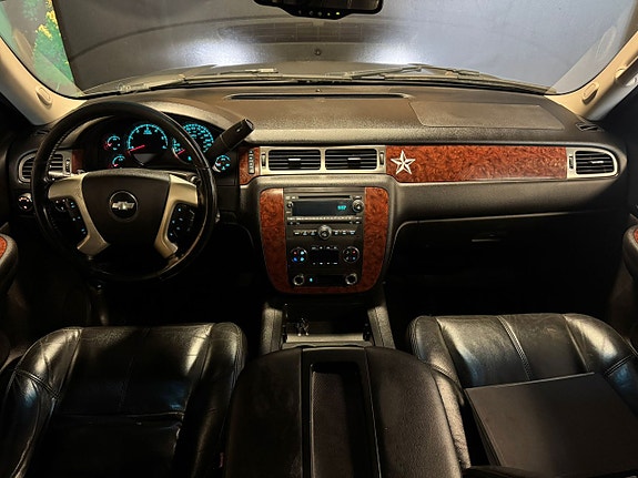 Chevrolet Suburban 20 of 24