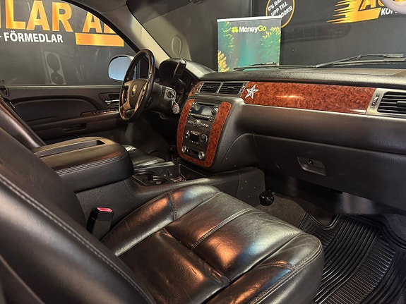 Chevrolet Suburban 24 of 24
