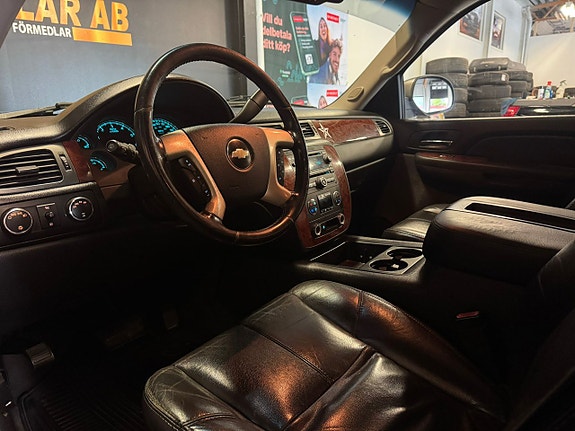 Chevrolet Suburban 17 of 24