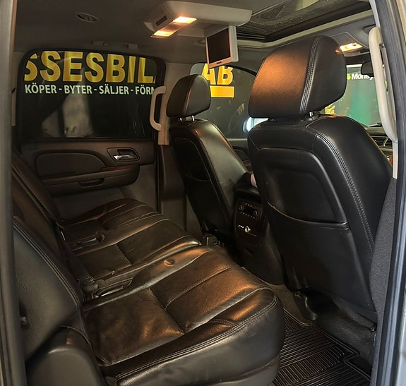 Chevrolet Suburban 19 of 24
