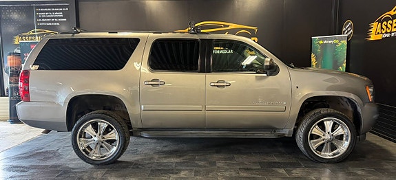 Chevrolet Suburban 12 of 24