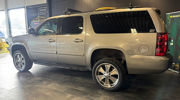 Chevrolet Suburban 9 of 24