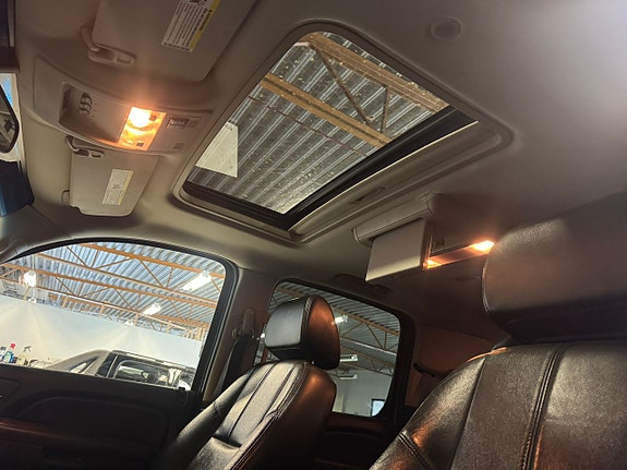 Chevrolet Suburban 18 of 24