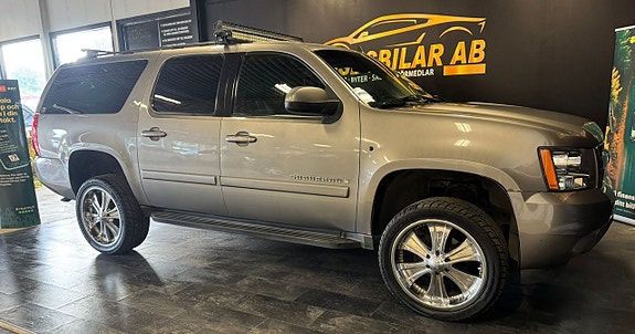 Chevrolet Suburban 13 of 24