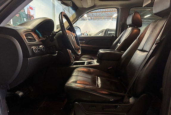 Chevrolet Suburban 16 of 24