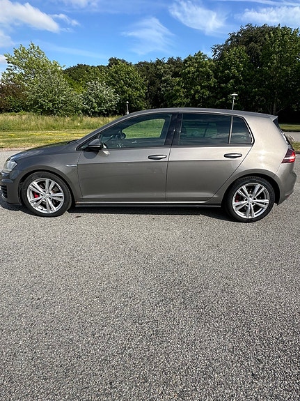 Volkswagen Golf VII 2 of 5
