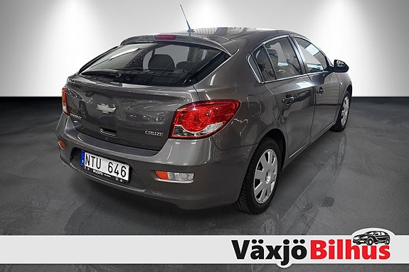 Chevrolet Cruze 2 of 8