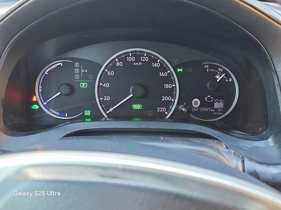 Lexus CT200h 2 of 5