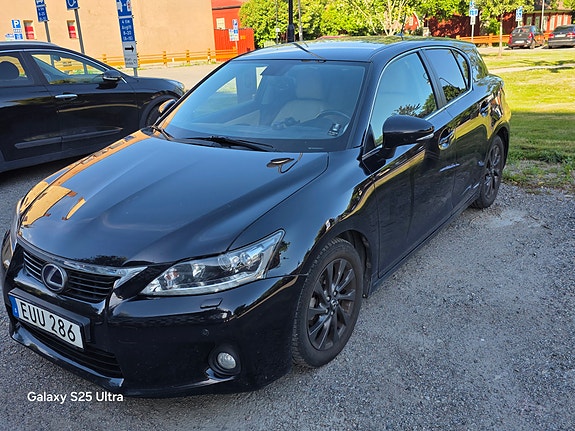 Lexus CT200h 3 of 5