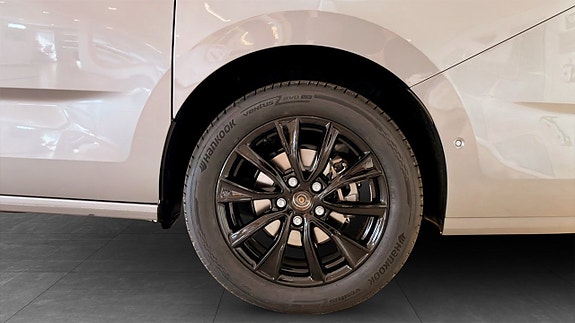 Volkswagen Multivan 6 of 12