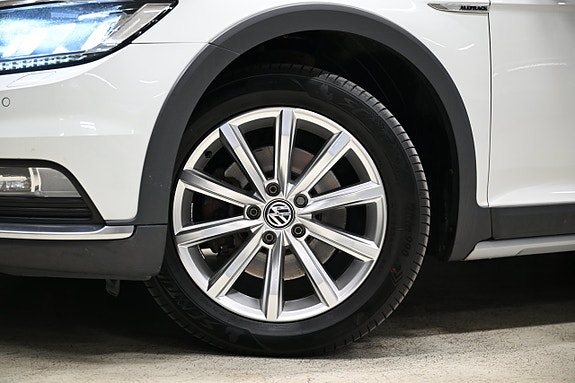 Volkswagen Passat Alltrack 3 of 5