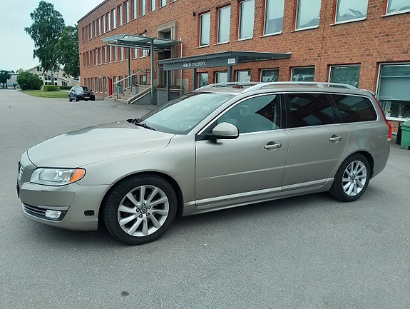 Volvo V70 2 of 5