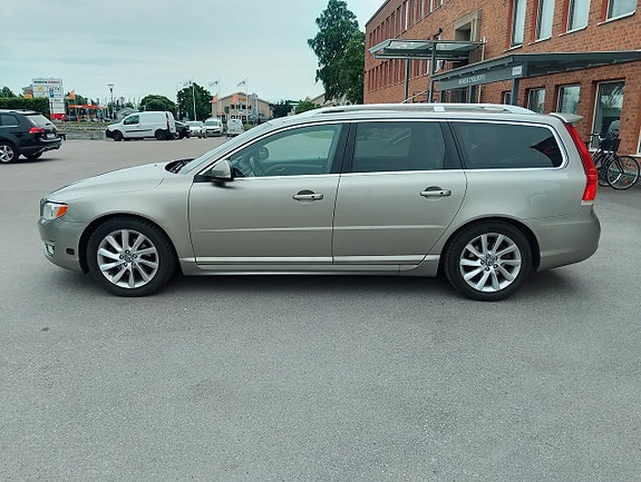 Volvo V70 3 of 5