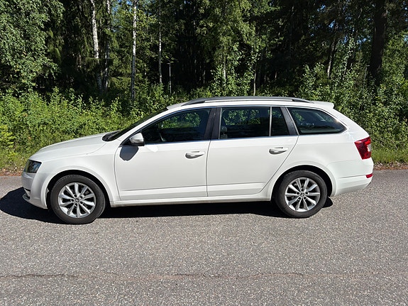 Skoda Octavia 2 of 5