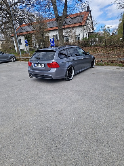 BMW 330d 2 of 5