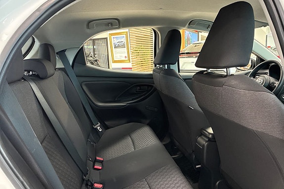 Toyota Yaris 7 of 18