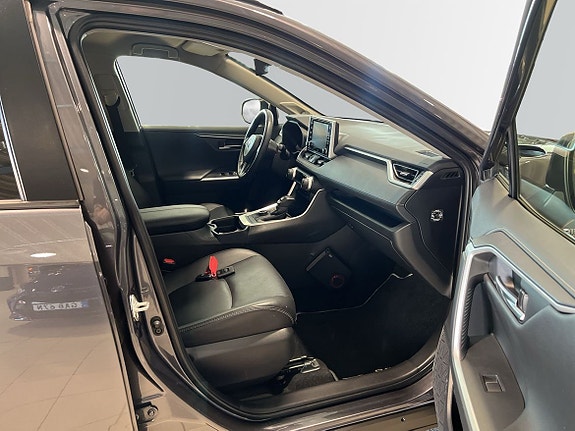 Toyota RAV4 6 of 24