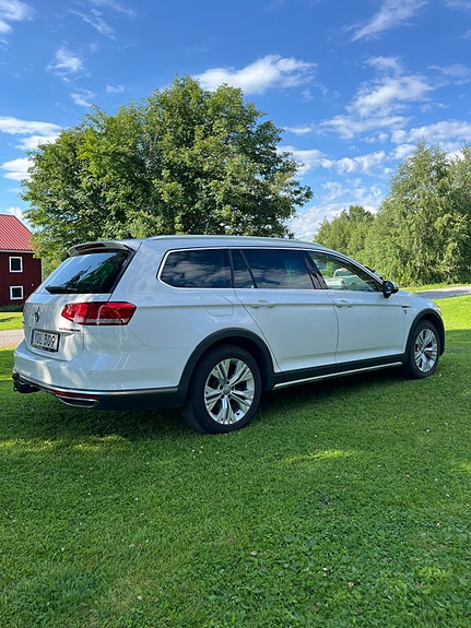 Volkswagen Passat Alltrack 2 of 5