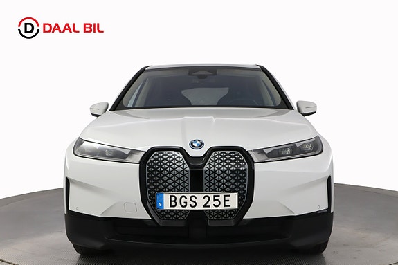 BMW iX 2 of 5