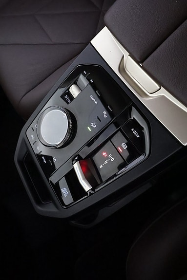 BMW iX 25 of 28