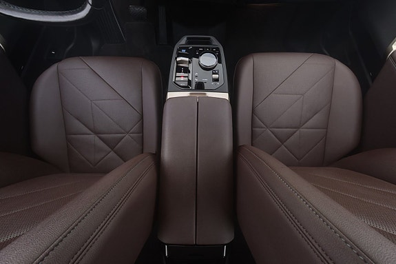 BMW iX 14 of 28