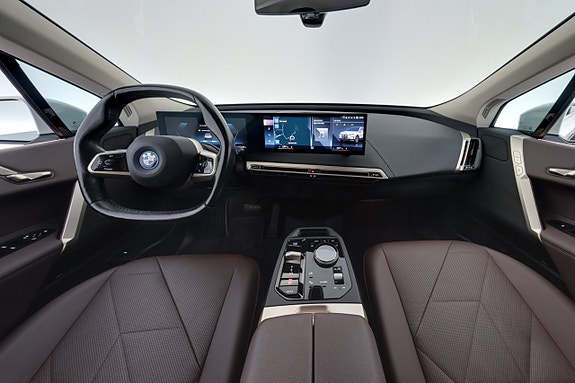 BMW iX 13 of 28