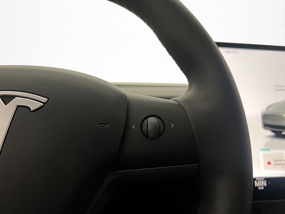 Tesla Model Y 26 of 30