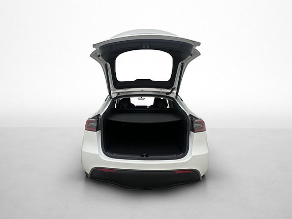 Tesla Model Y 9 of 30