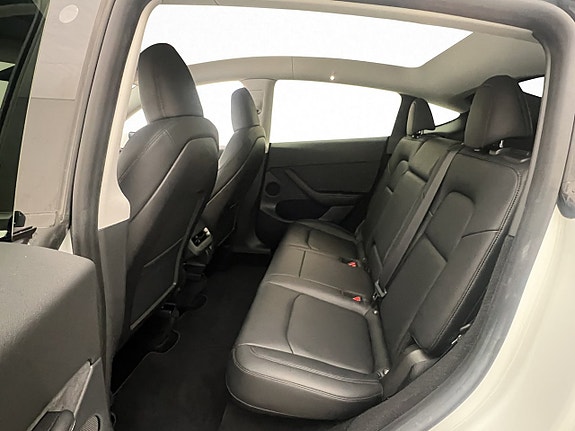 Tesla Model Y 23 of 30
