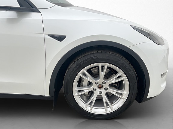 Tesla Model Y 28 of 30