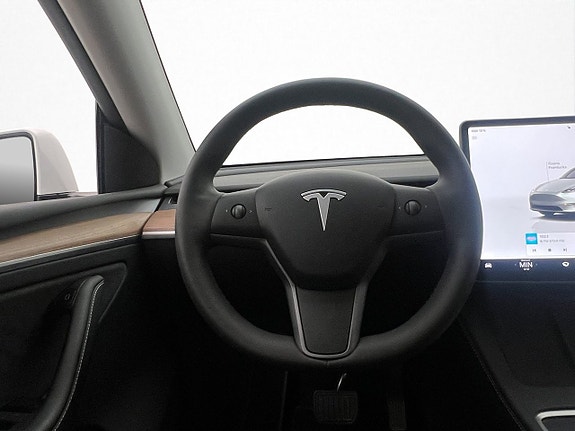 Tesla Model Y 25 of 30