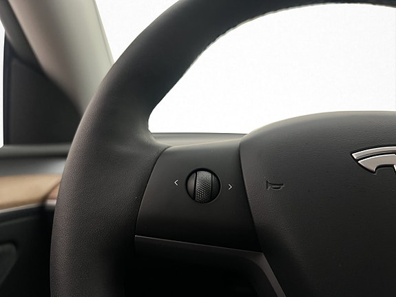 Tesla Model Y 24 of 30