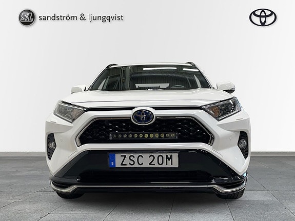 Toyota RAV4 Plug-in Hybrid 2 of 5